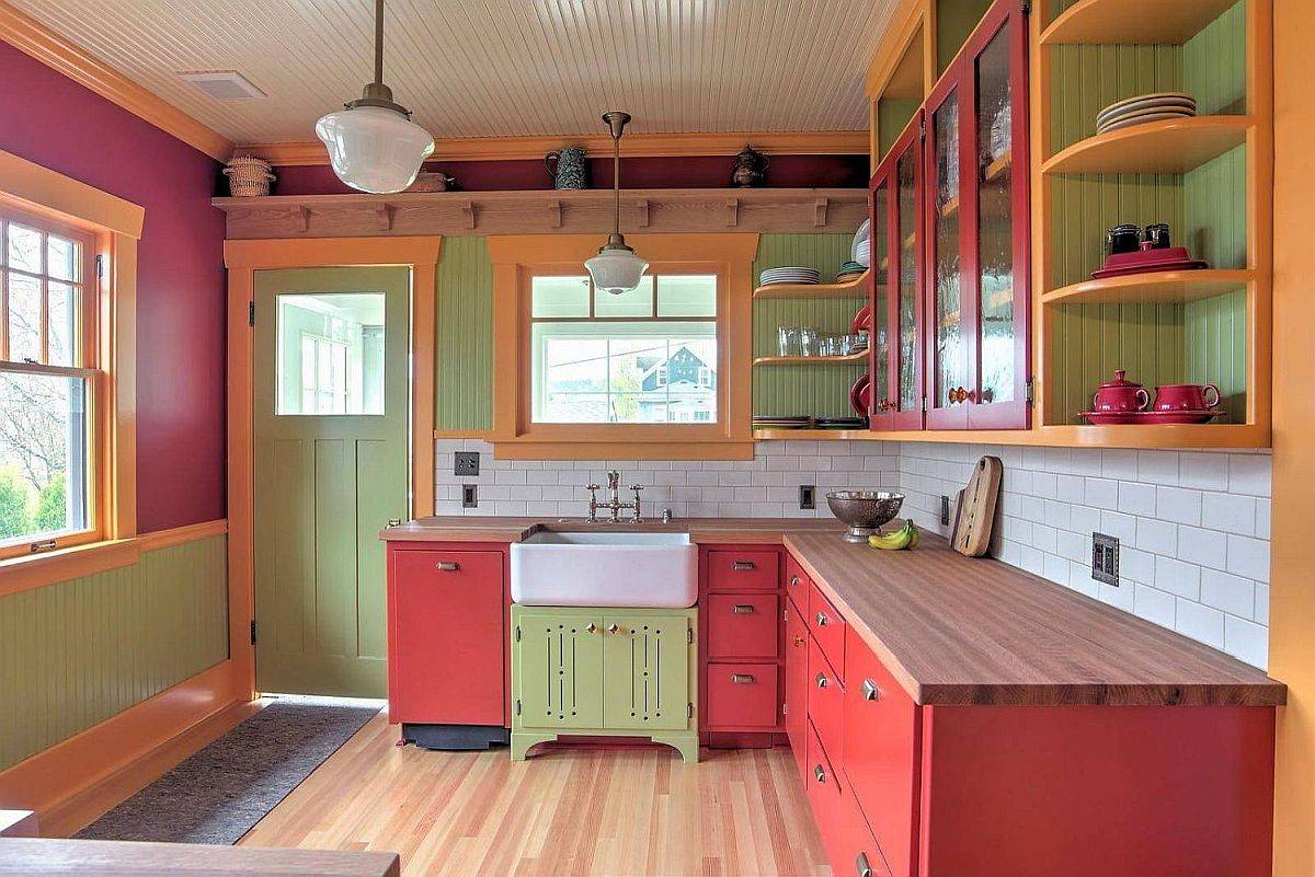 Bộ ba màu sắc chủ đạo gồm xanh lá cây - cam - đỏ mang đến cái nhìn độc đáo, ấn tượng cho phòng bếp phong cách Rustic.