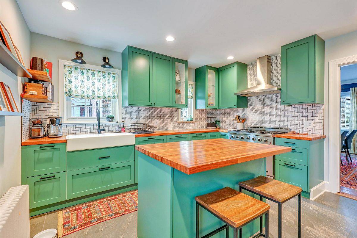 Nhà bếp hiện đại được khoác lên mình bộ cánh màu xanh lá cây cho hệ tủ lưu trữ và màu xanh lam cho bàn đảo.