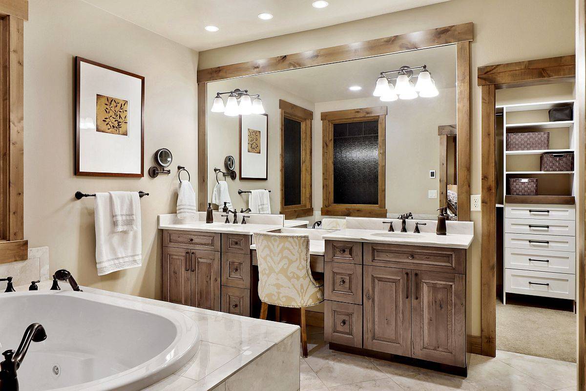 Tủ Vanity với khung gỗ tăng thêm vẻ đẹp mộc mạc cho phòng tắm hiện đại này.