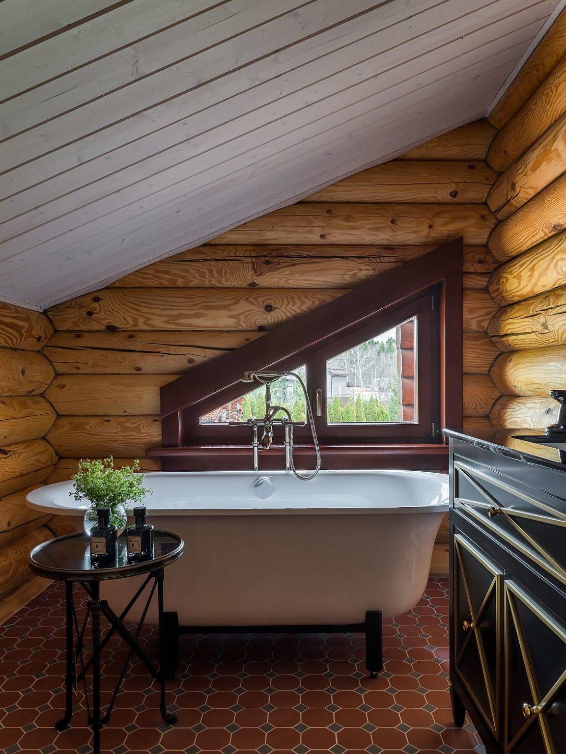 Phòng tắm gác mái phong cách hiện đại, mộc mạc với ánh sáng tự nhiên ngập tràn.