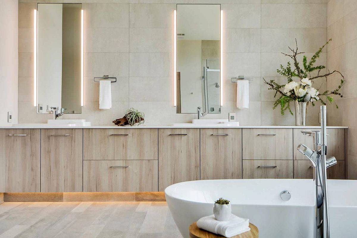Bộ đôi gương hình chữ nhật gắn đèn LED hai bên tạo thêm nét đẳng cấp cho phòng tắm mà không cần quá nhiều chi tiết trang trí.