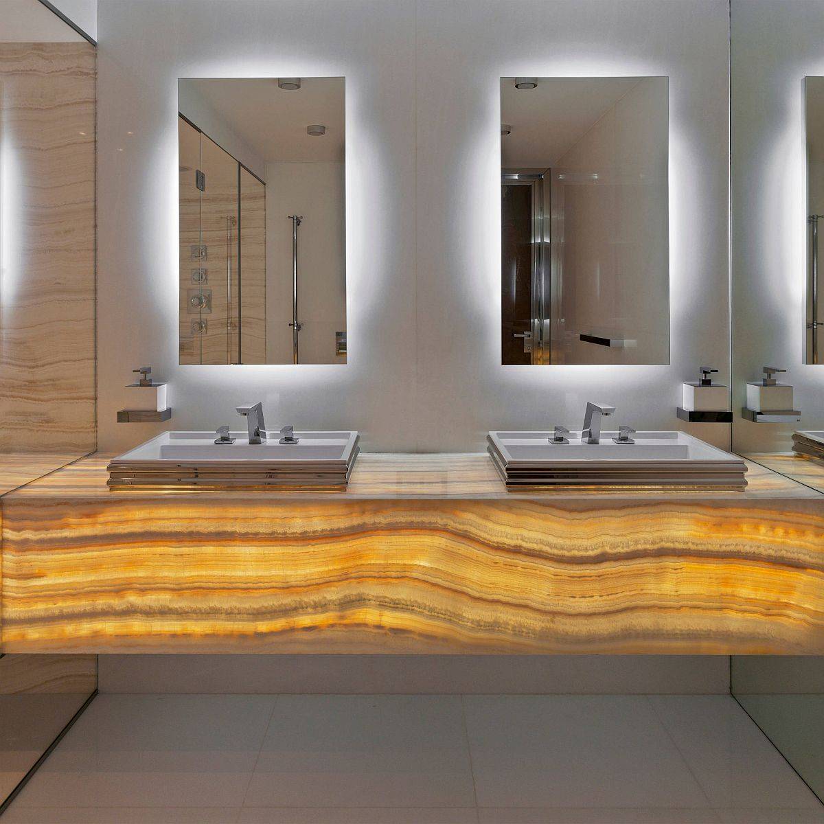 Phòng tắm sang trọng với gương và mặt bàn làm từ đá mã não xuyên sáng độc đáo.