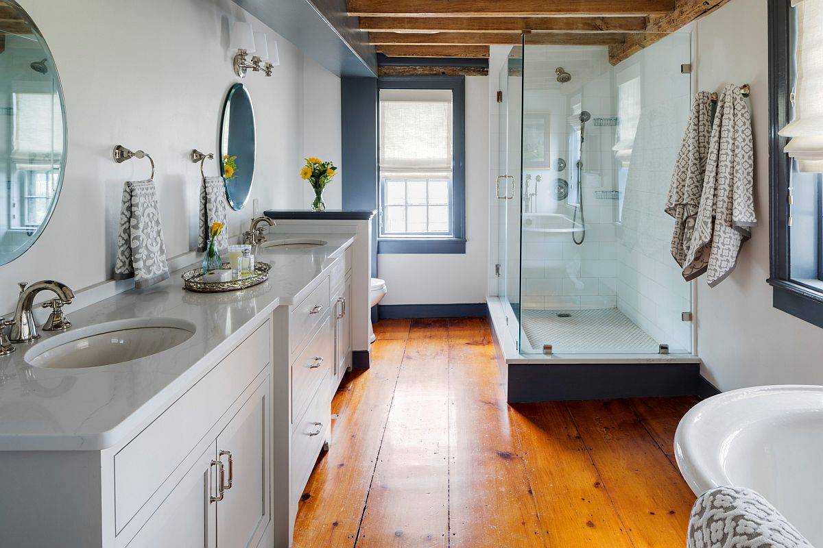 Sàn gỗ trong phòng tắm tạo ra sự tương phản, khác biệt ngay lập tức so với phần còn lại.