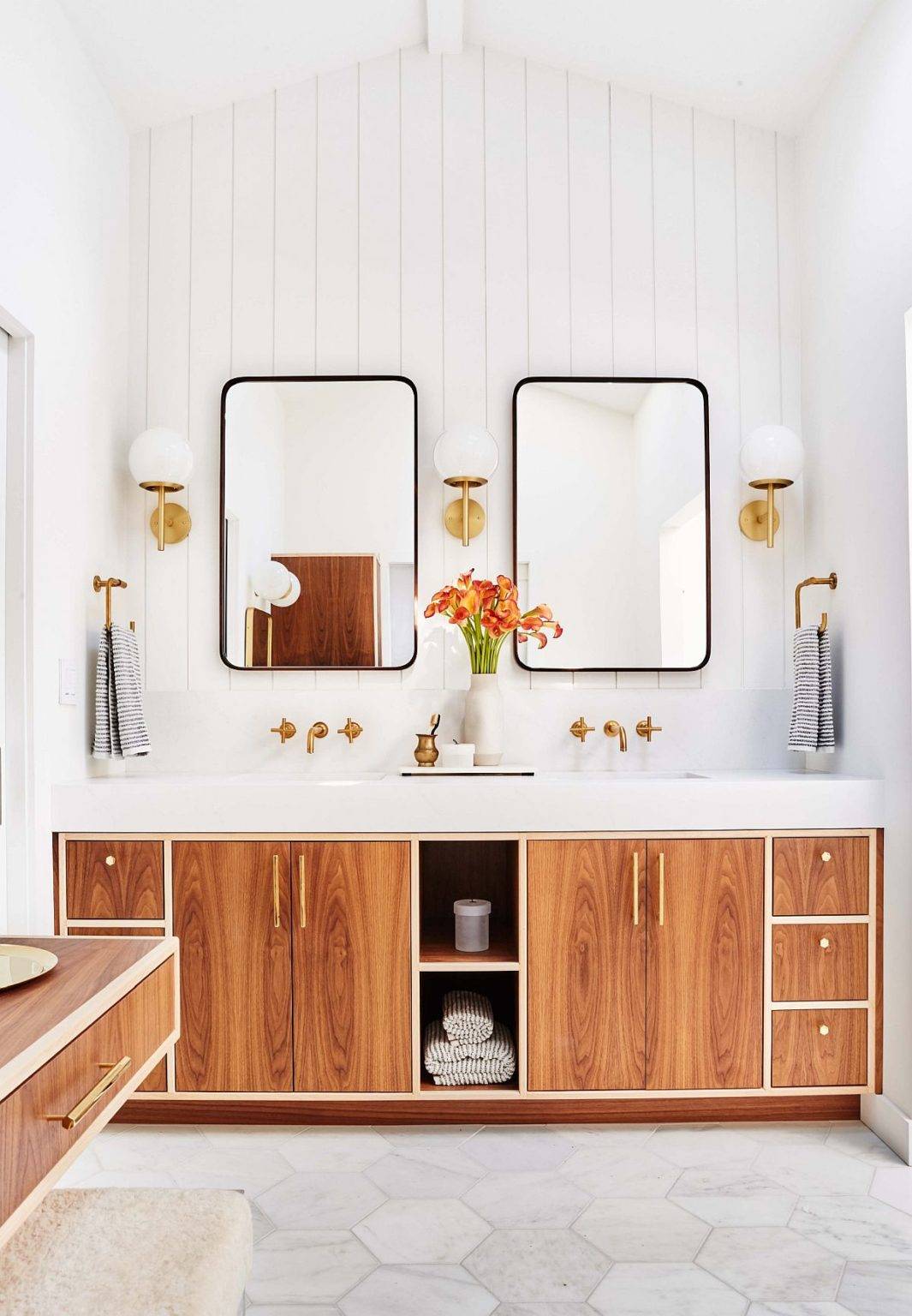 Màu trắng và chất liệu gỗ kết hợp ăn ý trong phòng tắm hiện đại với những nét Scandinavian chấm phá.