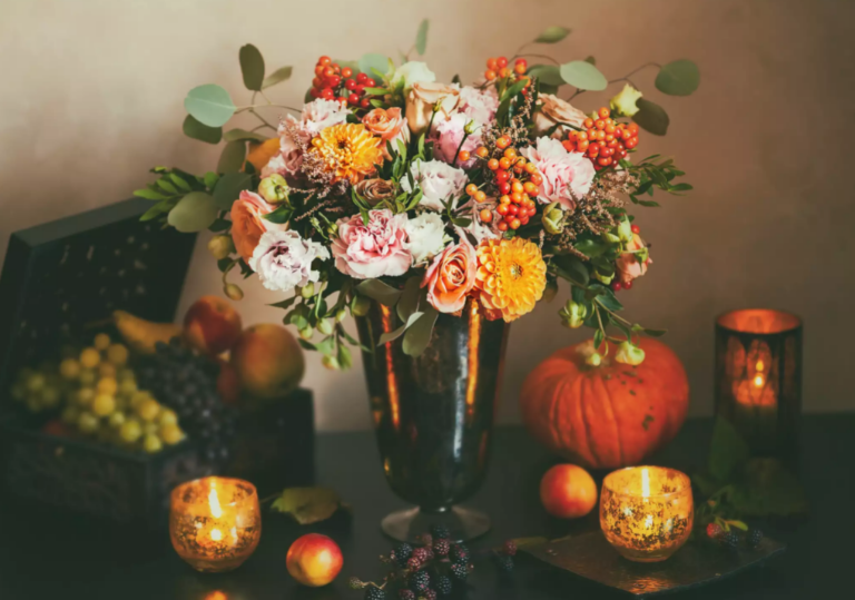 Trang trí nhà nhà mùa thu tựa như một bức tranh sơn dầu với bình hoa tươi, bí ngô, nến và một số loại hoa quả phổ biến.