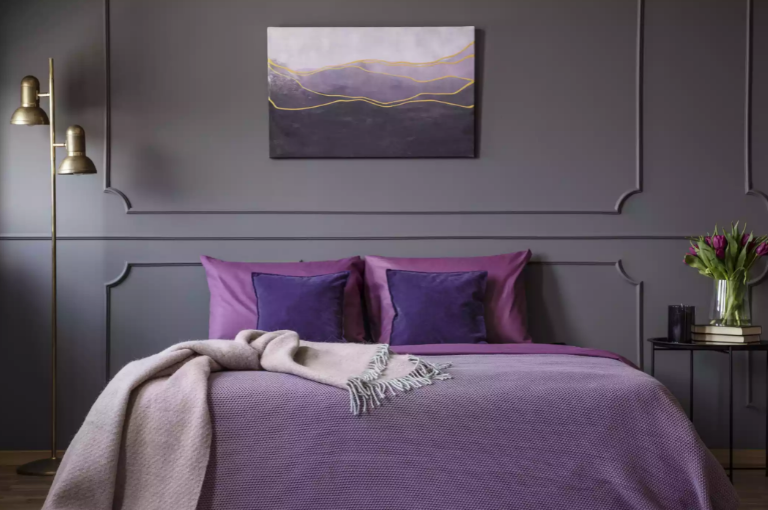 Vải lanh và vải dệt tông màu tím của mận, nho kết hợp ăn ý với những bức tường màu xám đậm mang lại vẻ đẹp sang trọng, tinh tế cho không gian ngủ nghỉ.