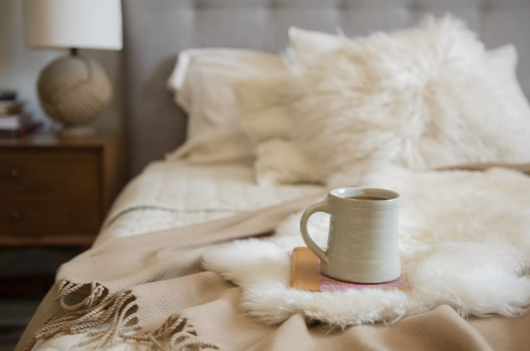 Mùa thu là lý do hoàn hảo để cất đi những bộ khăn trải giường nhẹ và phủ lên phòng ngủ của bạn những món đồ vải thô. Cách phối màu đơn sắc này chưa bao giờ lỗi mốt.