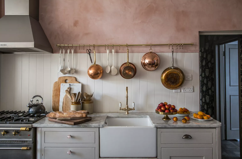 Trong phòng bếp, bạn có thể trưng bày bộ nồi và chảo bằng đồng trên giá trong nhà bếp để tạo điểm nhấn kim loại rực rỡ. Trang trí đảo bếp với những bát trái cây mùa thu hoặc thêm một bình hoa tươi tắn.