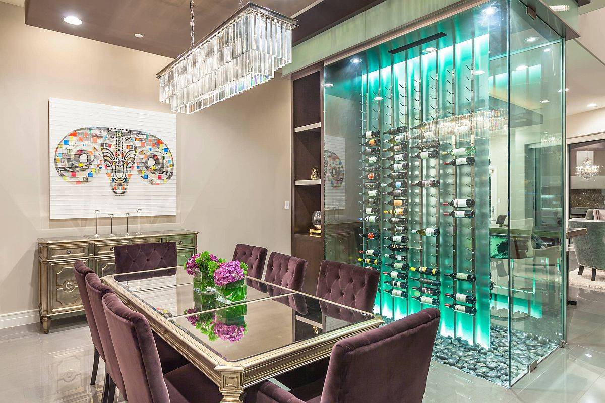 Tủ rượu phong cách đương đại ấn tượng đóng vai trò như một vách ngăn giữa khu vực ăn uống và không gian phòng khách.